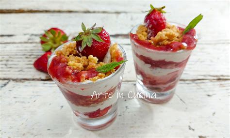 Dessert al cucchiaio con fragole