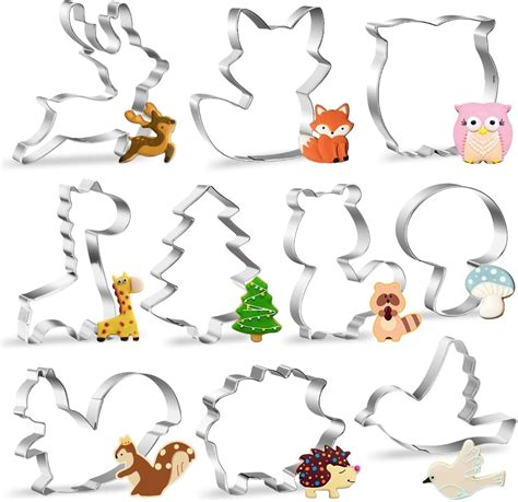 Diversi tipi di stampi per biscotti