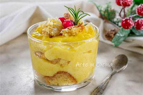 Dolce al cucchiaio con crema pasticcera e fragole