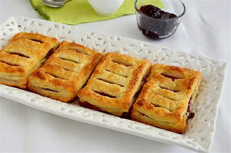 Dolci con pasta sfoglia e marmellata