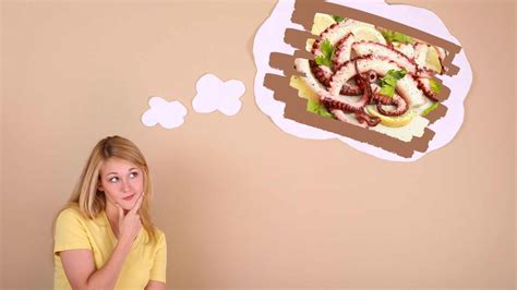 Donna che pensa se può o non può mangiare il polpo durante la gravidanza