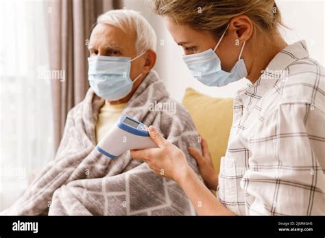 Donna incinta che si prende cura di sé durante un raffreddore