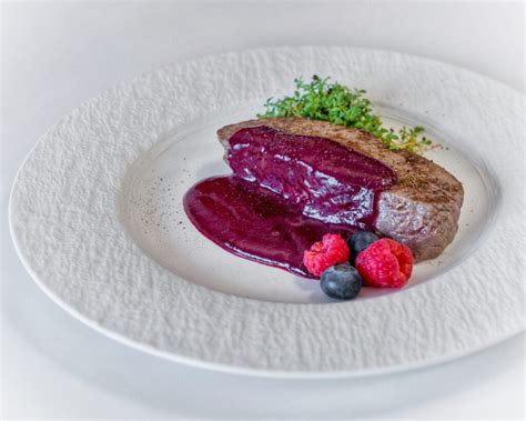 Entrecote con salsa ai frutti di bosco