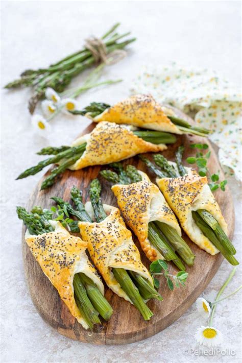 Fagottini di pasta sfoglia con asparagi e formaggio