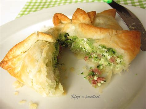 Fagottini di pasta sfoglia con broccoli, salsiccia e ricotta