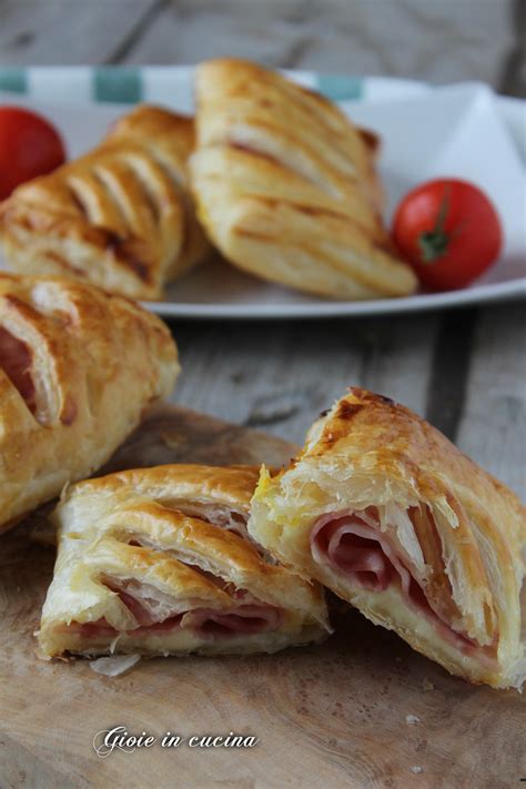 Fagottini di pasta sfoglia con prosciutto e formaggio