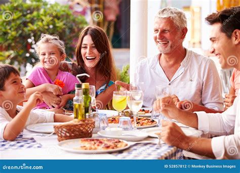 Famiglia al ristorante