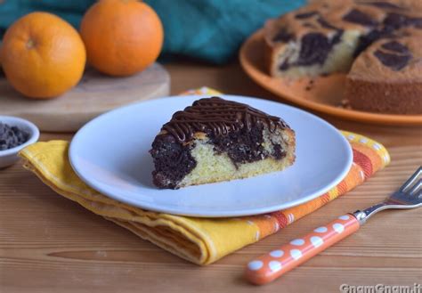 Fetta di torta arancia e cioccolato senza uova