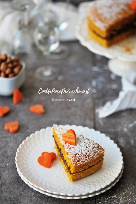 Fetta di torta di carote e cioccolato