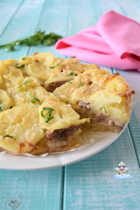 Fetta di torta di patate e salsiccia