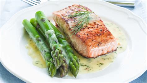 Filetto di salmone al forno con asparagi