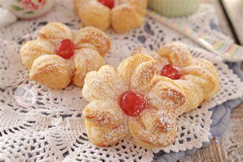 Fiori di pasta sfoglia con marmellata di ciliegie