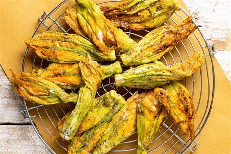 Fiori di zucca freschi