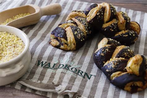 Flauto vegano al grano antico Khorasan con cioccolato e mirtilli