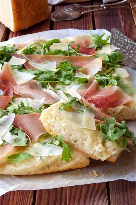 Focaccia con Prosciutto Crudo, Rucola e Grana