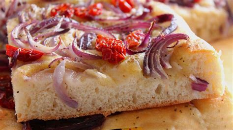 Focaccia con cipolle rosse e pomodorini secchi