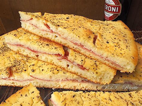 Focaccia con salame e formaggio
