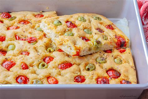 Focaccia pugliese con pomodorini e olive