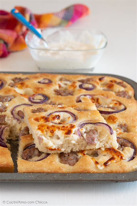 Focaccia stracchino e salsiccia