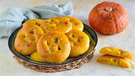 Focaccine di zucca con curcuma