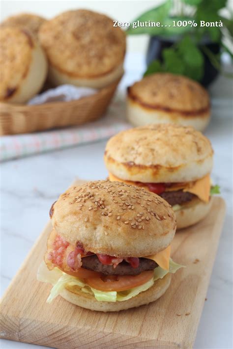 Formare i panini per hamburger