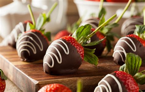 Fragole al cioccolato decorate