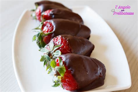 Fragole ricoperte di cioccolato fondente e praline croccanti