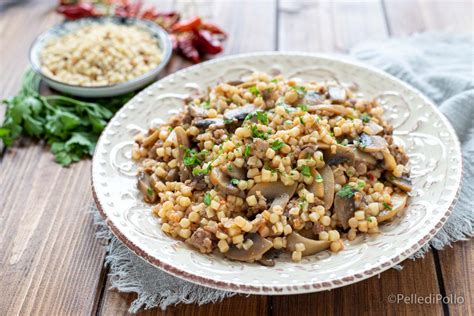 Fregola con funghi e salsiccia
