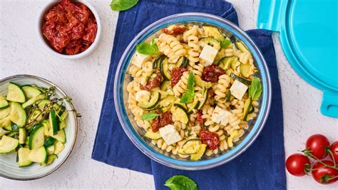 Fusilli Bucati Corti con Zucchine, Feta e Pomodori Secchi