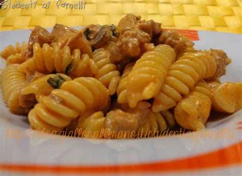 Fusilli Calabresi con Salsiccia e Funghi