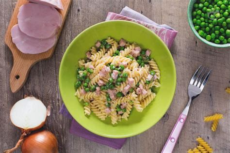 Fusilli Panna Prosciutto e Piselli
