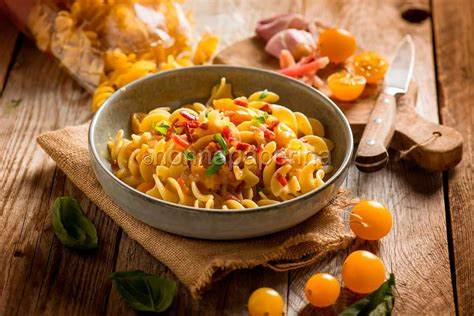 Fusilloni con Pomodorini Gialli e Speck