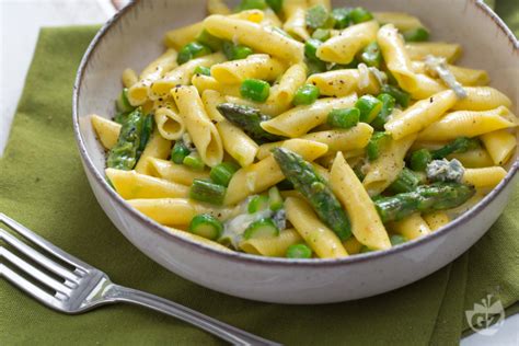 Garganelli con asparagi e zucchine
