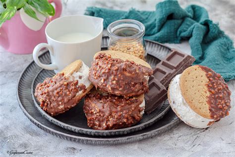 Gelato Biscotto con Cioccolato e Nocciole