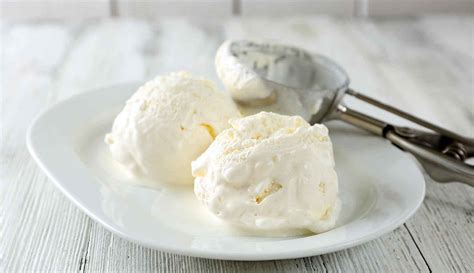 Gelato alla panna con ciliegie
