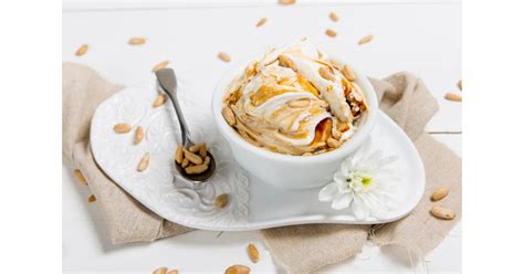 Gelato alla panna con ganache di caramello salato, muesli e pinoli tostati