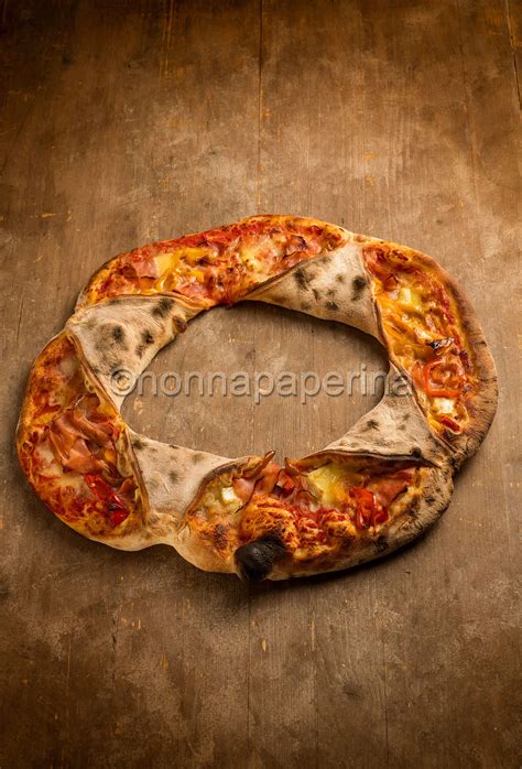 Ghirlanda di pizza con peperoni e prosciutto