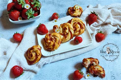 Girelle di pasta sfoglia con marmellata
