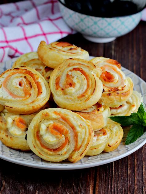 Girelle di pasta sfoglia con salmone e Philadelphia