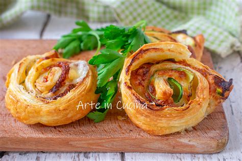 Girelle di sfoglia con salame e formaggio