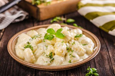 Gnocchi ai quattro formaggi con noci