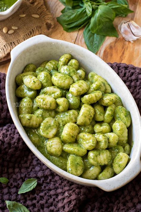 Gnocchi con pesto di rapanello
