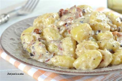 Gnocchi con speck e noci