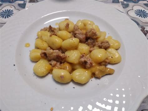 Gnocchi di Patate con Salsiccia e Peperoni