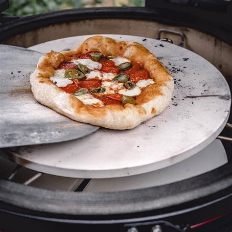 Grigliare la pizza senza pietra