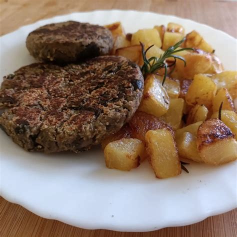 Hamburger al forno servito con contorno