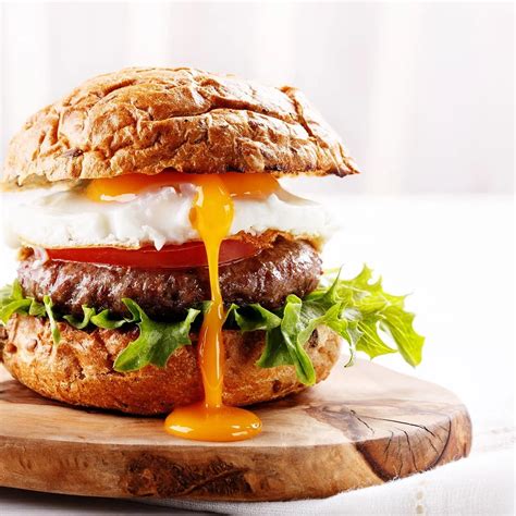 Hamburger alla Bismarck con uovo al tegamino