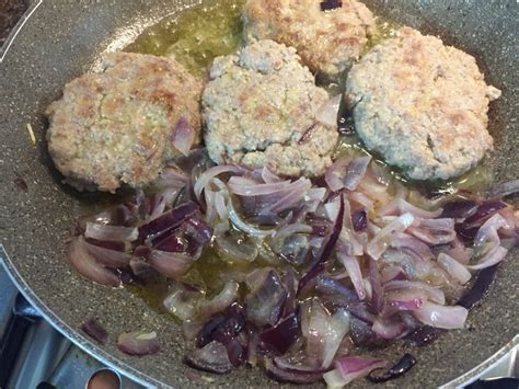 Hamburger alla piastra con cipolle caramellate