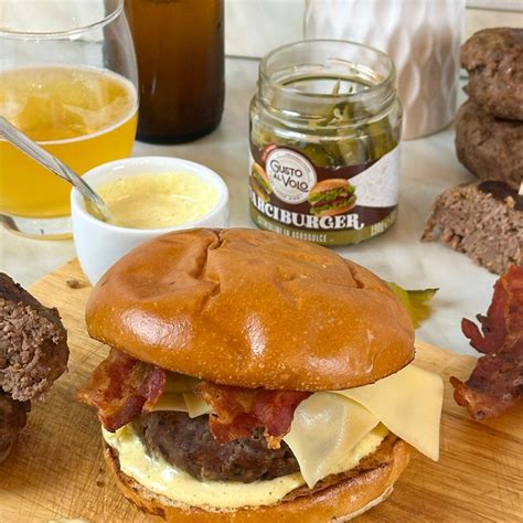 Hamburger con formaggio e cetriolini