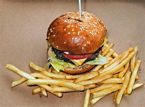 Hamburger con patatine fritte
